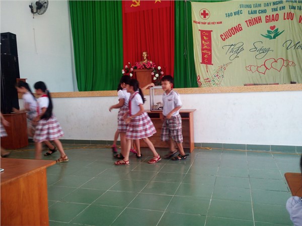 Các em bỏ vào thùng quyên góp